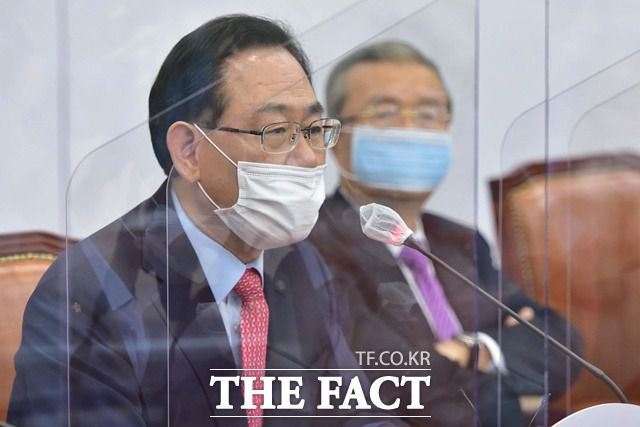 주호영 국민의힘 원내대표가 21일 오전 국회에서 열린 비상대책위원회 회의에서 "여당이 전 국민 통신비 2만 원 지급 고집을 꺾어야 내일 본회의에서 4차 추경안이 정상적으로 처리될 수 있을 것"이라고 말했다. /뉴시스