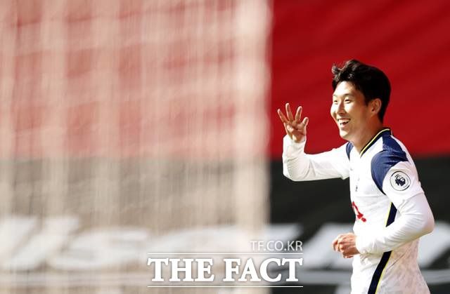 프로 데뷔 후 처음 1경기 4골을 기록한 손흥민이 손가락 4개를 펼쳐보이며 기쁨의 세리머니를 하고 있다./사우샘프턴=AP.뉴시스