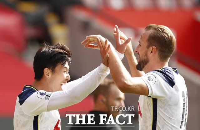 토트넘 손흥민(왼쪽)이 20일 사우샘프턴과 2020~2021 EPL 2라운드에서 해트트릭을 기록한 뒤 어시스트를 한 해리 케인과 세리머니를 펼치고 있다. 이날 손흥민의 4골은 모두 케인이 도왔으며 둘은 모두 평점 10점을 받았다./사우샘프턴=AP.뉴시스