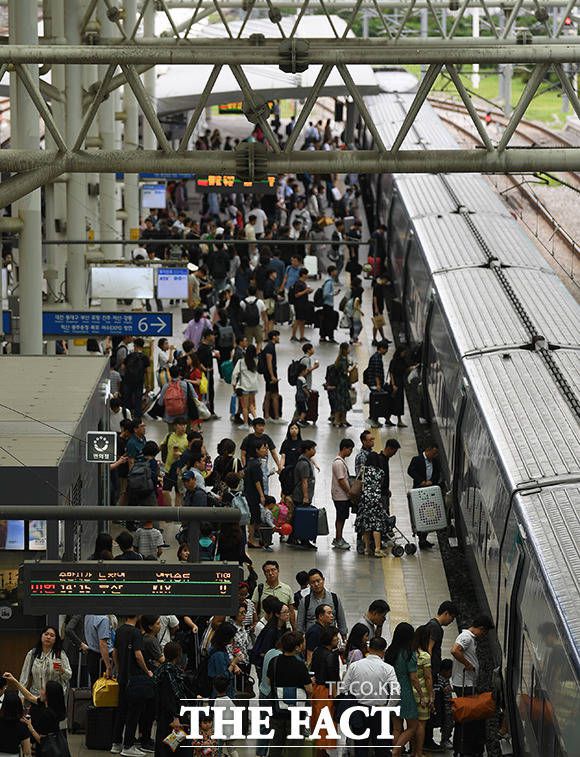 추석 연휴 첫날인 2019년 9월12일 오후 서울역을 찾은 시민들이 고향으로 향하는 열차에 탑승하고 있다. /이새롬 기자