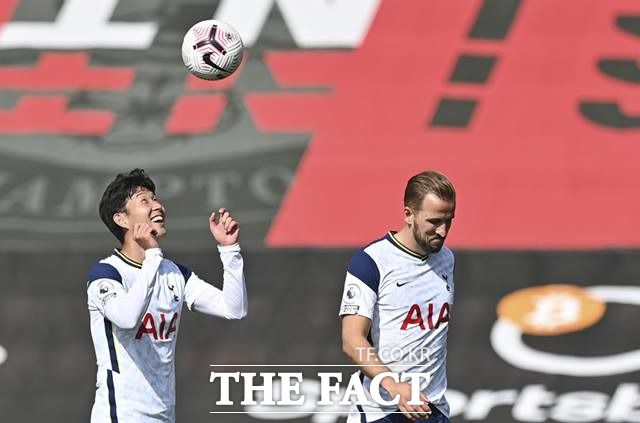 역사적 볼! 프로 데뷔 후 처음 1경기 4골을 기록한 손흥민이 경기 직후 역사적 볼을 챙겨 갖고 나오며 기뻐하고 있다./사우샘프턴=AP.뉴시스