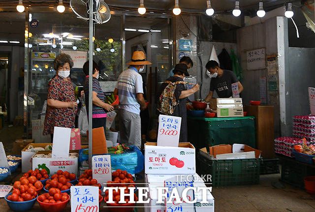 정부는 추가 선별 과정이 필요없거나 행정정보를 통해 신속한 선별이 가능한 △아동특별돌봄지원금 △긴급고용안정지원금 △소상공인새희망자금 △청년특별구직지원금 등을 1차 지급 대상으로 분류했다. /이동률 기자