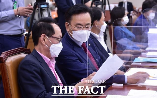 국민의힘은 민주당이 공수처법 처리 때와 달리 야당의 비토권을 보장하지 않는 개정안을 통과시키려 한다며 반발했다. 21일 법사위 전체회의에서 자료를 살피며 의견을 나누는 김도읍(왼쪽) 국민의힘 간사와 유상범 의원. /이새롬 기자