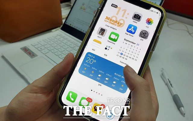 iOS 14에서 도입된 스마트 스택은 시간, 위치 및 활동을 토대로 온디바이스 인텔리전스를 이용해 적절한 위젯을 표시하는 기능이다. /최수진 기자