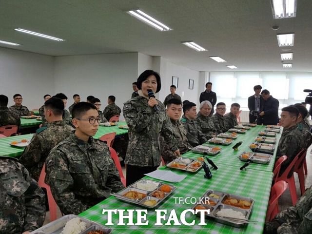 추미애 법무부 장관이 더불어민주당 당 대표 시절인 2017년 1월 3일 충남 논산에서 사용한 정치자금이 정치자금법 위반 논란을 일으키고 있다. 추 장관은 당일(사진) 경기 파주의 한 부대에 있었지만, 정치자금 사용 내역에 '의원간담회'로 기록했기 때문이다. /추미애 장관 페이스북 갈무리