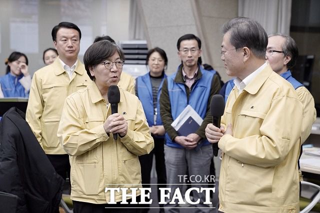 문재인 대통령이 타임지 소개 글을 통해 정 청장의 전문성·준비성, 국민과 소통, 무엇보다 성실성이 K-방역을 성공으로 이끈 비결이라고 소개했다. 사진은 지난 3월 충북 청주시 질병관리본부 긴급상황실에서 정은경 당시 본부장의 발언을 듣는 문 대통령. /청와대 제공