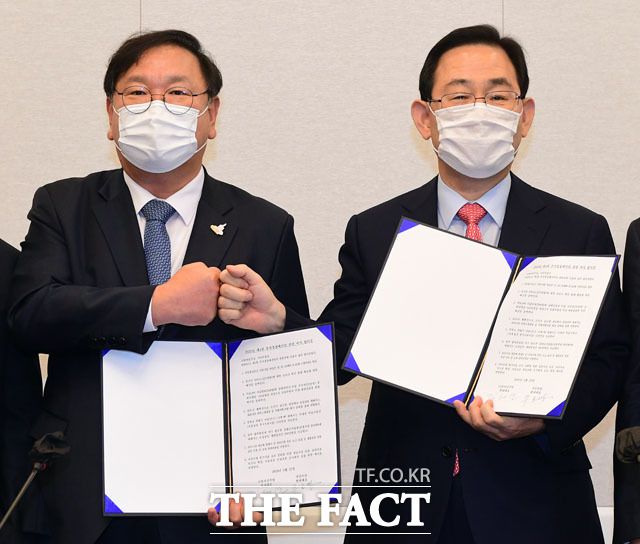 '전 국민 통신비 지원'은 추진과 동시에 여권 안팎의 반대 의견에 부닥쳤다. 여권 주요 인사들의 비판 의견과 여론 악화로 한 발 물러선 것으로 풀이된다. 김태년(왼쪽) 민주당 원내대표와 주호영 국민의힘 원내대표가 22일 4차 추경 합의안을 발표하는 모습. /남윤호 기자