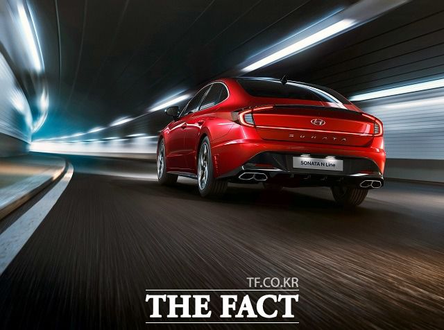 쏘나타 N 라인의 후면부에는 공기역학적으로 설계된 스포일러와 고성능 이미지를 배가시키는 듀얼 트윈팁 머플러가 적용됐다. /현대차 제공