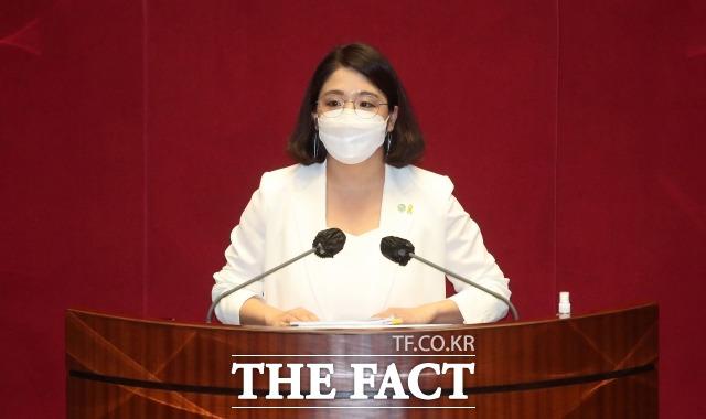 22일 4차 추가경정예산안에 유일한 반대표를 던진 용혜인 기본소득당 의원에 대한 여권 지지층 비판이 이어지고 있다. 지난 17일 국회 본회의에서 대정부 질문하는 용 의원. /남윤호 기자