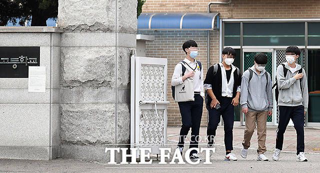 긴급생계비는 가장 늦은 11월~12월에 지급될 예정이다. 통신비는 9월분 요금에 대해 10월 자동으로 차감된다. /이새롬 기자