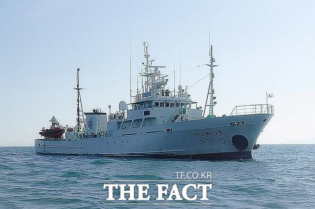 국방부가 서해 최북단 소연평도 어업지도선에 타고 있다 실종된 공무원이 북한으로부터 총격을 받고 사망했다고 발표했다. 또한, 북측이 시신을 불태우는 만행을 저질렀다고 강도 높게 비판했다. 북방한계선(NLL) 인근 소연평도 남방 1.2마일 해상에서 업무중 실종된 서해어업지도관리단 소속 어업지도 공무원 A씨가 탑승한 어업지도선 무궁화 10호. /서해어업지도관리단 제공