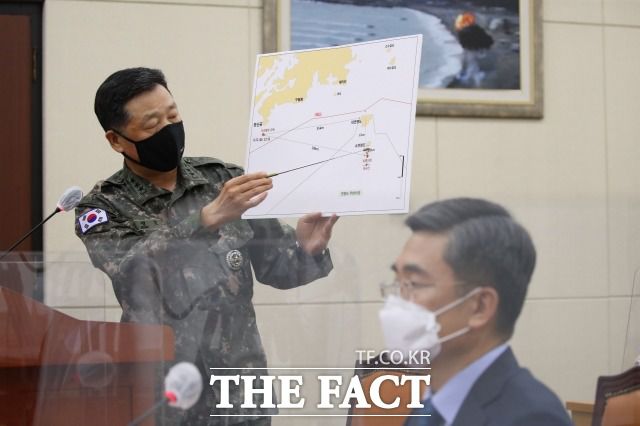 25일 야권은 청와대와 정부, 여당을 향해 연평도 공무원 피격 사건 소극적 대처를 비판했다. 24일 국회 국방위에서 브리핑하는 안영호 합동참모본부 작전본부장(왼쪽). 오른쪽은 서욱 국방부 장관. /이새롬 기자