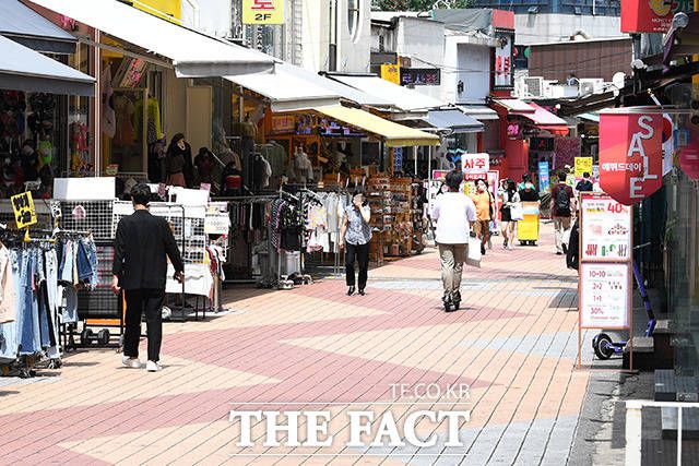 한국은행이 25일 발표한 소비자동향조사 결과를 보면 9월 소비자심리지수(CCSI)는 79.4로 8월보다 8.8포인트 하락했다. /남용희 기자