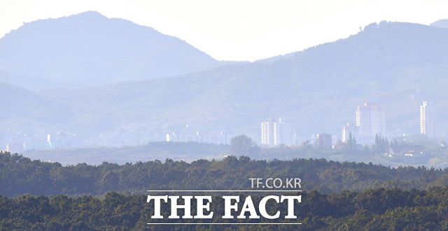 서해 북단 소연평도 해상에서 실종된 공무원이 북한에서 총격 살해된 사건이 발생한지 나흘째인 26일 오후 경기 파주시 문산읍 일대에서 바라본 북한 개성시 일대가 적막한 모습을 보이고 있다. /이덕인 기자