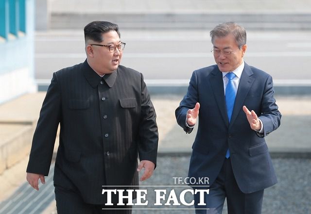 청와대는 25일 문재인 대통령과 김정은 북한 국무위원장이 최근 친서를 주고받았다고 밝힌 뒤 두 정상의 친서 내용을 공개했다. 사진은 2018년 4월27일 판문점에서 만나 대화하는 남북 정상. /한국공동사진기자단