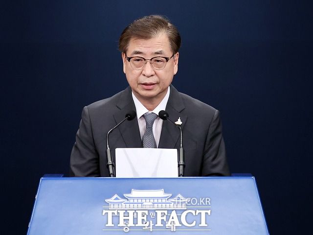 서훈 국가안보실장이 25일 청와대 춘추관 대브리핑 룸에서 문재인 대통령과 김정은 국무위원장의 친서 관련 브리핑을 하고 있다. /뉴시스