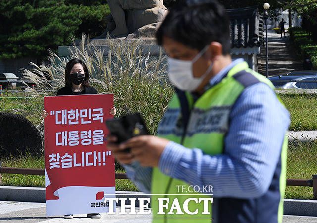 전주혜 국민의힘 의원이 27일 오전 청와대 분수대 앞에서 1인 시위를 하고 있다. /배정한 기자