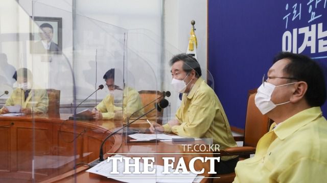 더불어민주당이 청년 문제를 다룰 기구 출범을 예고했다. 지난 18일 최고위원회의에서 모두발언하는 이 대표(오른쪽에서 두 번째). 오른쪽 첫 번째는 김태년 원내대표. /이새롬 기자