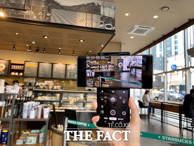 LG전자가 세계 최초로 스마트폰에 탑재한 '짐벌 모션 카메라'는 안정적이고 부드러운 영상 촬영을 가능하게 했다. /최수진 기자