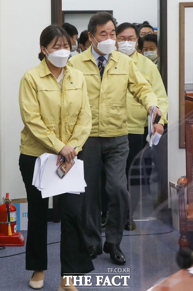 이낙연 대표는 최고위원에 24세 박성민 전 청년 대변인을 발탁하는 등 청년 문제 해결에 관심을 쏟고 있다. 지난 18일 최고위원회의에서 청년의 날(19일)을 맞아 박성민 최고위원(첫 번째)을 앞세워 입장하고 있는 이 대표. /이새롬 기자