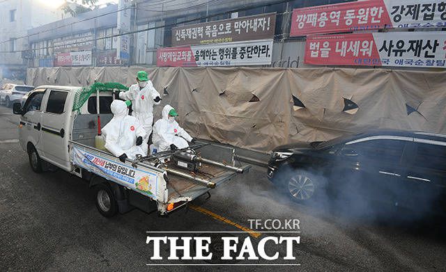 24일 오후 서울 성북구 사랑제일교회 인근에서 방역 관계자들이 코로나19 집단감염 발생지역 및 관내 취약지역에 대한 집중방역을 하고 있다./이동률 기자