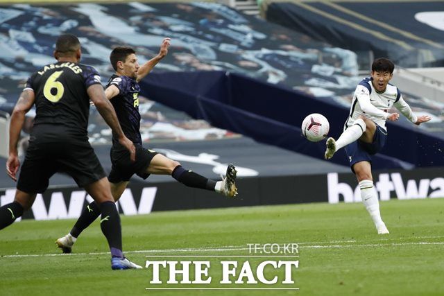 토트넘 손흥민이 27일 뉴캐슬과 EPL 3라운드에서 왼발 슛을 날리고 있다. 전반에만 두 차례 골대를 강타한 손흥민은 햄스트링 부상으로 하프타임에 교체됐다./런던=AP.뉴시스