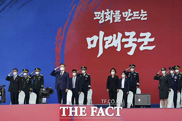 경례하는 문재인 대통령(왼쪽 네번째)