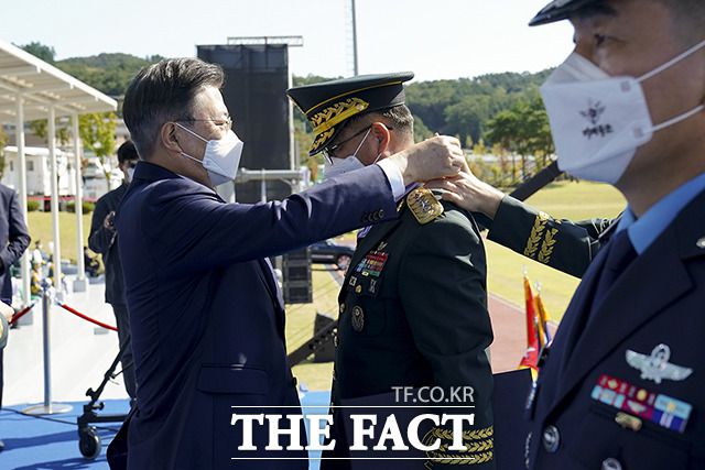 황대일 육군 제1군단장에게 보국훈장 국선장을 수여하는 문재인 대통령(왼쪽)