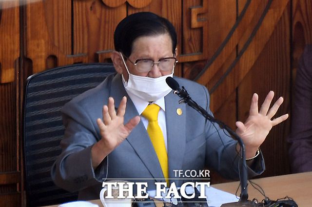 수원지법 형사11부(김미경 부장판사) 심리로 28일 열린 이 사건 3차 공판준비기일에서 이만희 신천지 총회장은 "재판 끝날 때까지 살아있을지 걱정이다"며 재판부에 보석 허가를 호소했다. 사진은 이 총회장이 지난 3월 2일 오후 경기 가평군 평화의 궁전에서 기자회견을 열고 코로나19 사태와 관련해 입장을 밝히고 있는 모습. /이새롬 기자