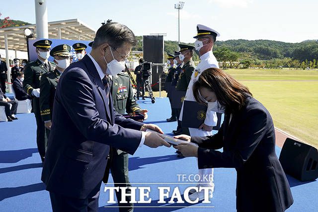 김은경 국방부 4급 서기관에게 대통령 표창을 수여하는 문재인 대통령(왼쪽)