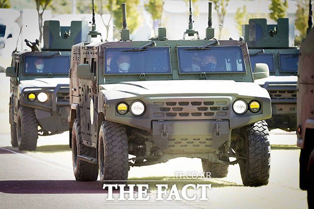 전술차량에 탑승한 문재인 대통령