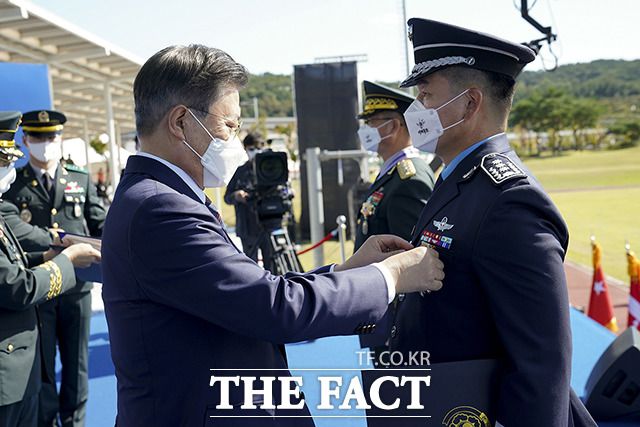 전경석 공군 제8전투비행단 부단장에게 보국훈장 삼일장을 수여하는 문재인 대통령(왼쪽)