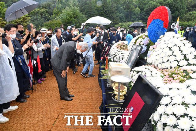 서울시가 광화문광장을 불법 점유한 고 백선엽 장군 분향소를 행정대집행으로 철거했다. 고 백선엽 장군의 안장식이 7월15일 오전 대전 유성구 국립대전현충원 장군2묘역에서 엄수된 가운데 시민들이 헌화와 분향을 하고 있다. /남윤호 기자