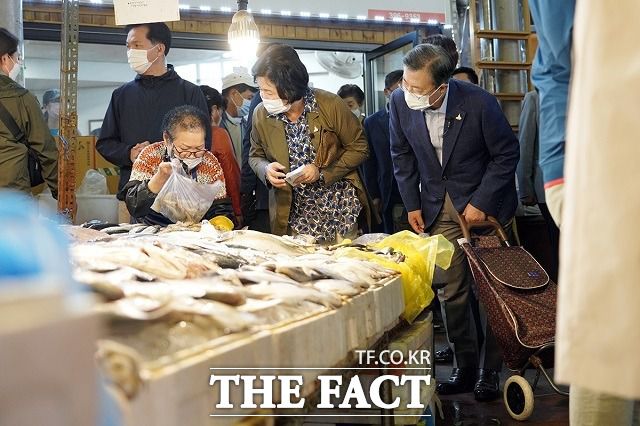 문 대통령인 지난달 30일 "예년만 못하더라도 내일은 오늘보다 나으리라는 마음으로 행복한 추석을 보내시길 바란다"고 추석 인사를 전했다. 사진은 문 대통령 내외가 지난달 29일 서울 인왕시장에서 장을 보는 모습. /청와대 제공