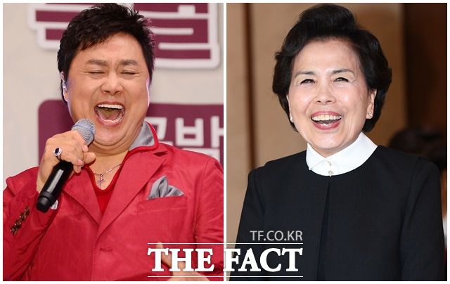 '2020 트롯어워즈' 대상은 이미자(사진 오른쪽)가 거머쥐었고, 제2의 트로트 부흥을 이끈 장윤정에게 트롯100년 심사위원 특별상이 주어졌다. 남진은 나훈아 현철 송대관 태진아 설운도 등과 함께 가왕상을 수상했다. /더팩트 DB