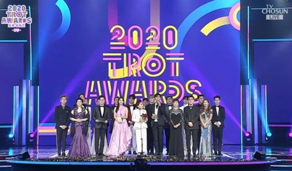 임영웅이 1일 밤 진행된 TV조선 '2020 트롯어워즈'에서 인기상을 포함해 무려 6관왕을 차지했다. 이미자가 '대상', 남진은 '가왕상' '공로상'을 받았다. /TV조선 '2020 트롯어워즈'