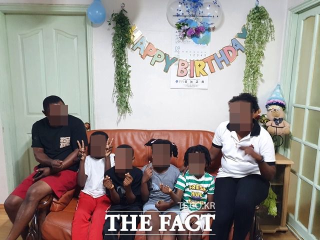 앙골라 출신 난민 신청자 루렌도 은쿠카(왼쪽)와 가족들은 최근 난민 심사를 마치고 결과를 기다리고 있다. /송주원 기자