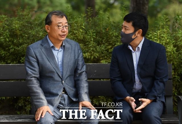 이 전 의원은 "독립, 산업화, 민주화에 이은 우리의 시대 과제는 '일류국가 건설'"이라며 "일류국가는 모든 분야의 비정상들이 정상화될 때 가능하다"고 새로운 정치 세력에 의한 정권 교체를 강조했다. /이동률 기자