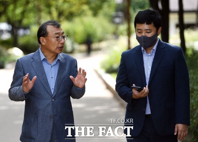 이 전 의원은 인터뷰에서 "20대 국회 임기가 종료된 후 백수 과로사한다는 말을 실감할 정도로 전국을 돌아다니면서 많은 사람을 만나 이야기를 들었다"고 말했다. /이동률 기자