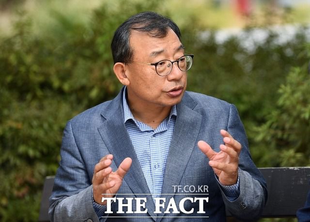 새누리당(현 국민의힘) 대표를 역임했던 이정현 전 의원은 지난달 23일 서울의 한 야외 공간에서 진행한 <더팩트>와의 인터뷰에서 근황과 현안, 그리고 미래에 대해 말했다. 이 전 의원이 취재진과 인터뷰 하는 모습. /이동률 기자