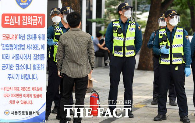 3일서울 종로구 광화문 광장 일대에서 경찰들이 집회에 대비해 차량으로 광장일대를 둘러싸고 시민들의 진입을 제지하고 있다. /임세준 기자