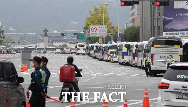 개천절인 3일 오전 서울 종로구 광화문 광장 일대에서 경찰들이 집회에 대비해 차량으로 광장 일대를 둘러싸고 시민들의 진입을 제지하고 있다. 경찰은 이날 서울 시내 진입로 90곳에 검문소를 설치하고 도심으로 들어오는 차량을 검문했다. /임세준 기자