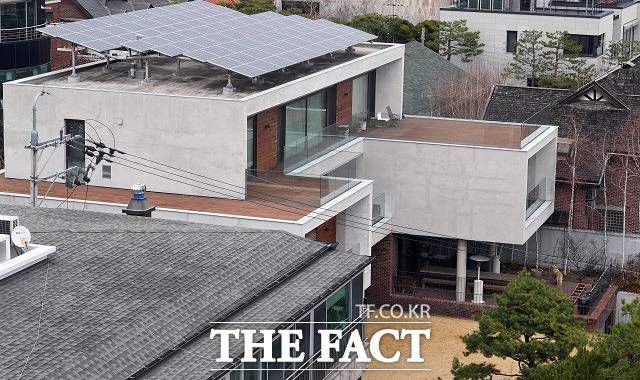 서울 부동산정보조회 시스템에 따르면 올해 1월1일 기준 이명박 전 대통령의 서울 강남구 논현동 사저 개별주택가격은 101억6000만 원이다. /이새롬 기자