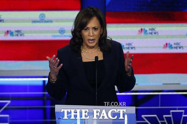 카멀라 해리스 부통령 후보도 러닝메이트인 조 바이든 후보처럼 '불륜 의혹'에 휩싸이기도 했다. 해리스 후보가 지난해 6월 민주당 토론회에서 연설을 하고 있는 모습. /AP.뉴시스