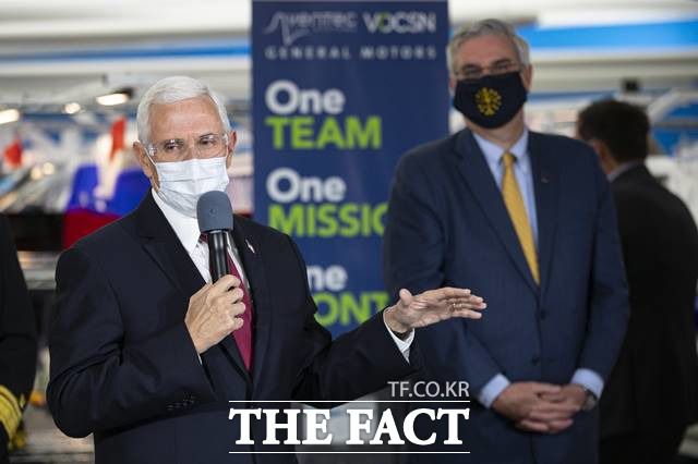 '펜스룰'은 마이크 펜스(왼쪾) 미국 부통령이 하원의원 시절이던 2002년 인터뷰에서 "아내를 제외한 여성과 단둘이 식사를 하지 않고, 아내 없이는 술자리에 가지 않는다"고 밝힌 데서 유래했다. 지난 4월 제너럴 모터스(GM) 인공호흡기 생산 라인을 방문해 발언하는 펜스 부통령. /AP.뉴시스