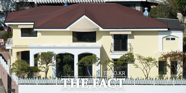 박근혜 전 대통령이 2017년 서울 구치소에 수감되기 직전 28억 원에 사들인 서울 서초구 내곡동 사저. /남윤호 기자