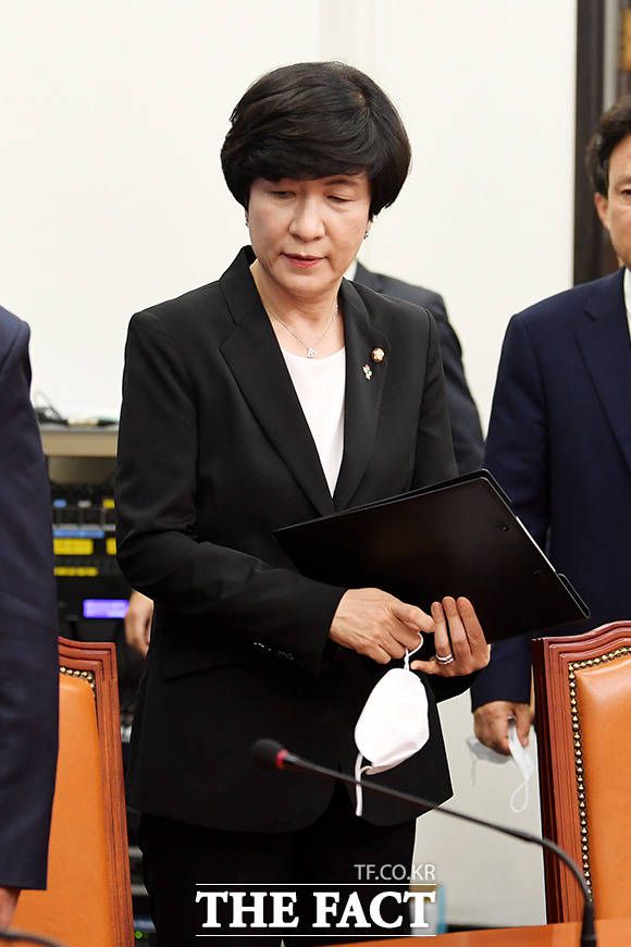 김영주 더불어민주당 외교통일위원회 소속 의원이 외교부로부터 제출받은 자료를 근거로 외교관 자녀들의 한 한기 학비 지원을 분석한 결과를 공개하며 "한 학기당 수천만 원의 학비를 지원하는 것은 국민의 상식에 반하는 것"이라고 지적했다. /이선화 기자