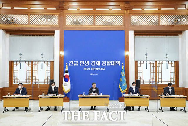 문재인 정권의 수많은 공기업 낙하산 인사를 관통하는 키워드는 '청와대'와 '민주당'이다. 이곳 출신이라는 이력은 전문성 없어도 공기업 경영진이 되는 급행 티겟처럼 활용된 것으로 나타났다. 지난달 10일 문재인 대통령이 청와대 본관에서 열린 제8차 비상경제회의를 주재하던 당시. 민주당 김태년 원내대표, 이낙연 대표, 문 대통령, 홍남기 경제부총리 겸 기획재정부 장관, 진영 행정안전부 장관.(왼쪽부터) /청와대 제공