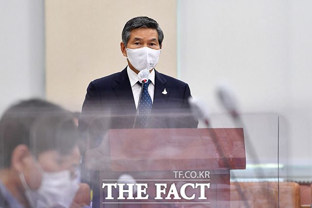 추미애 법무부 장관 아들의 군휴가 의혹과 관련해 정경두 전 국방부 장관이 검찰에 고발당했다. /배정한 기자