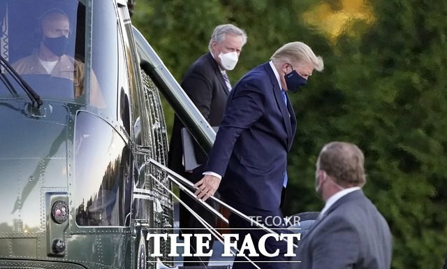 신종 코로나바이러스 감염증(코로나19) 확진 판정을 받은 도널드 트럼프 미 대통령이 사흘 만에 퇴원한다. 트럼프 대통령이 2일(현지시간) 입원을 위해 메릴랜드주 베데스다의 월터 리드 군병원 인근에 도착한 모습. /AP.뉴시스